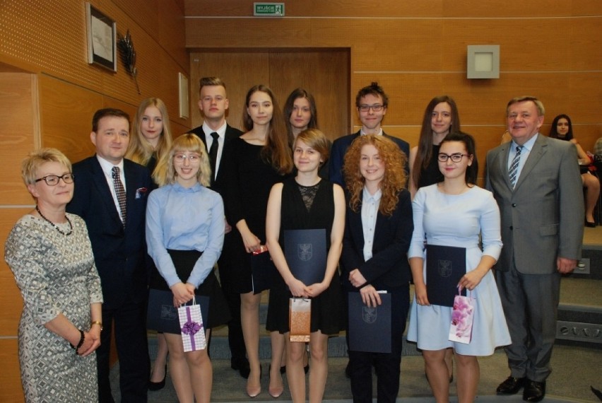 Oto najlepsi maturzyści w Dąbrowie Górniczej. Odebrali dyplomy i gratulacje [ZDJĘCIA]