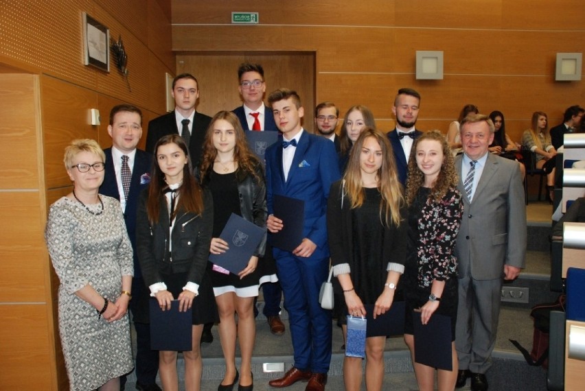 Oto najlepsi maturzyści w Dąbrowie Górniczej. Odebrali dyplomy i gratulacje [ZDJĘCIA]