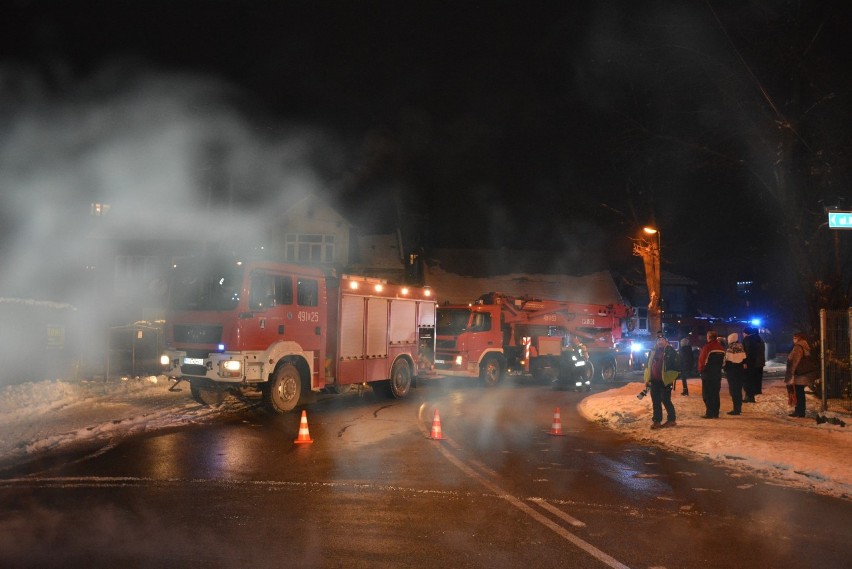 Groźny pożar w Nowym Targu. Strażakom udało się zapobiec tragedii