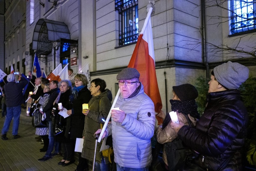 Tarnów. Protest przed sądem: "Europo nie odpuszczaj KRS"[ZDJĘCIA]  