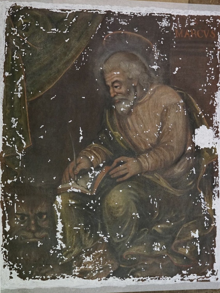Obraz św. Marka z parafii w Binarowej przeszedł niezwykłą metamorfozę - ze zniszczonego płótna udało się wydobyć dawny blask