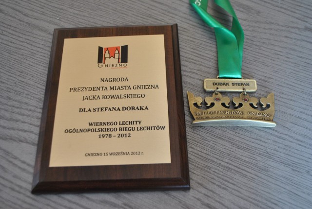 Biegacz otrzymał nagrodę od Prezydenta Gniezna oraz  imienny  medal