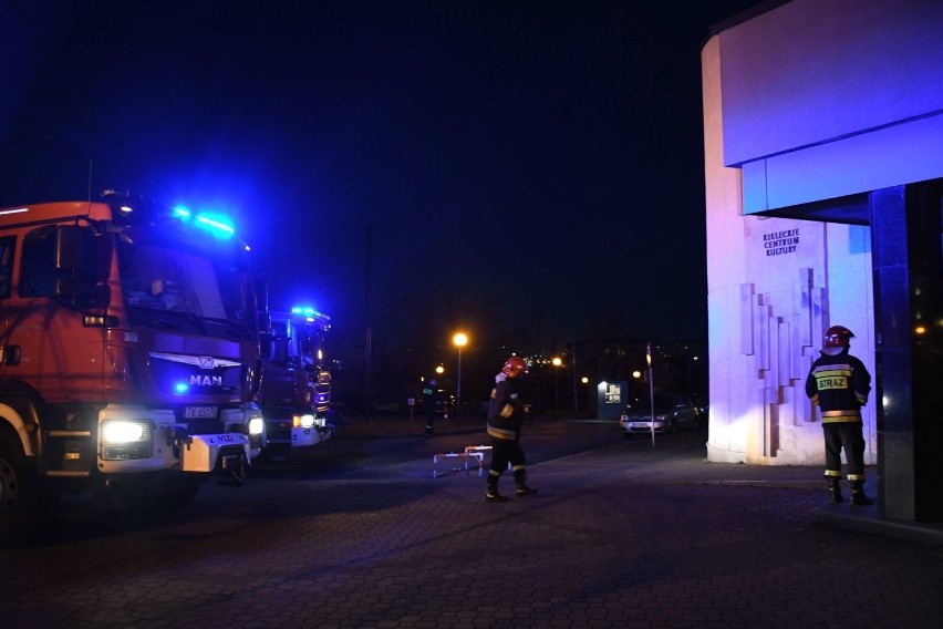 Strażacka akcja w Kieleckim Centrum Kultury. Czy budynek jest bezpieczny? [ZDJĘCIA, WIDEO]