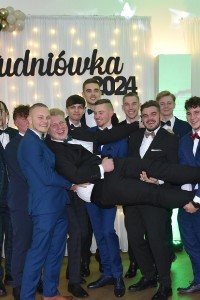 Studniówka ZS nr 2 w Kluczborku. Na ten bal uczniowie czekali pięć długich lat