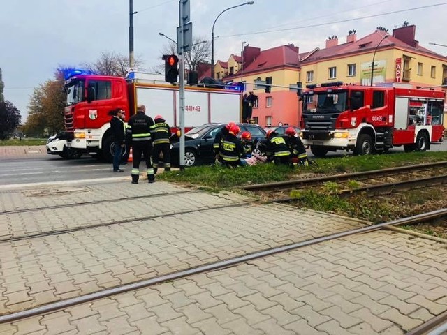 Wypadek w Dąbrowie Górniczej w rejonie skrzyżowania Piłsudskiego i Tysiąclecia. Audi uderzyło w tył Land Rovera