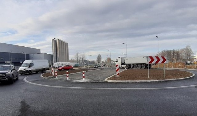 Na ul. Fabrycznej w Oświęcimiu oficjalnie oddano nowe rondo wraz z drogami dojazdowymi. Ułatwi ono kierowcom dostęp do ulic Unii Europejskiej i Gospodarczej krzyżujących się z drogą krajową 44 oraz przyszłego kompleksu parkingowo-usługowego
