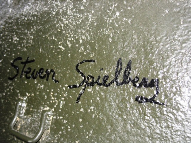 Autograf zdobywców Oskarów na czołgu T-55,  z jednej strony Spielberga, z drugiej - operatora Janusza Kamińskiego