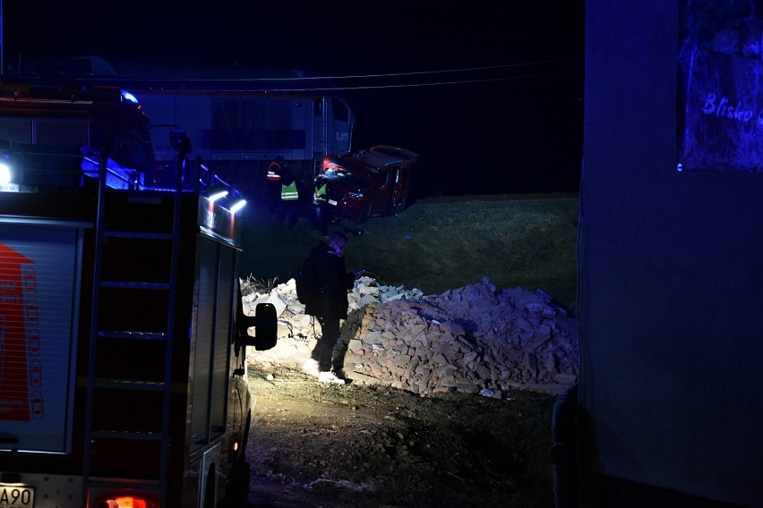 Wypadek na przejeździe kolejowym w Bieczu. Lokomotywa pchała samochód 60 metrów 