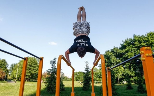 Pasjonaci street workoutu mogą też korzystać z urządzeń zamontowanych wcześniej na bulwarach