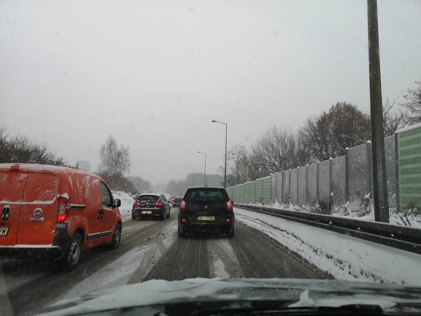 Fatalne warunki na drogach w Kielcach. Zalega błoto i śnieg, jest bardzo ślisko! W całym mieście korki. Zobacz zdjęcia 