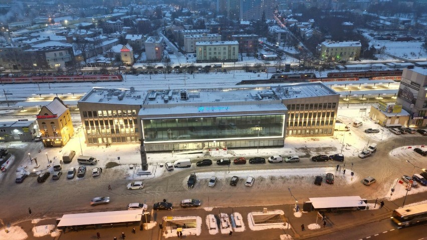 Wyremontowany dworzec kolejowy w Kielcach zachwyca po zmroku. Ma nową podświetlaną elewację