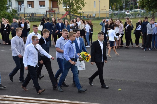 Wakacje czas zacząć - koniec z lekcjami i podręcznikami na najbliższe dwa miesiące. Zakończenie roku w ZSP Śrem