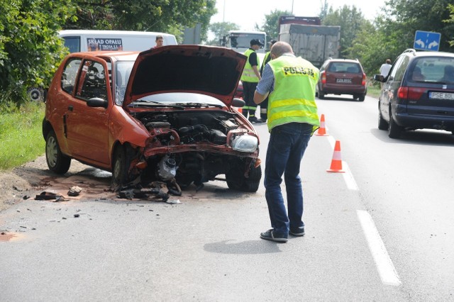 Kraksa na obwodnicy Śremu - motocykl wbił się w fiata na ul. Gostyńskiej. 13 sierpnia 2013