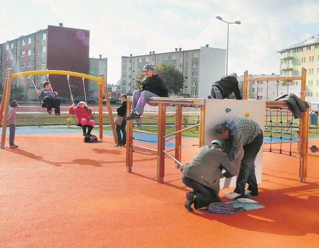 Plac zabaw przy Szkole Podstawowej nr 1 jeszcze nie jest oddany, a już trzeba go naprawiać