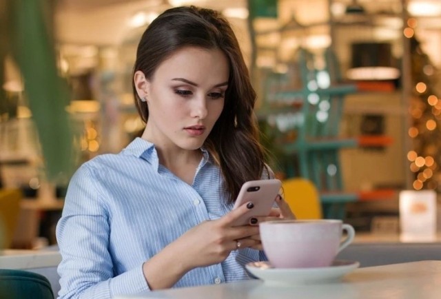 Telefon to cały czas narzędzie, które w rękach doświadczonego oszusta może doprowadzić, że uwierzy się w przedstawiana przez niego historię i straci się oszczędności życia. Dlatego trzeba być bardzo ostrożnym odbierając nieznane numery. Radio Eska podała kolejne cztery, które mogą być wykorzystywane do wyłudzeń.

WIĘCEJ NA KOLEJNYCH STRONACH>>>