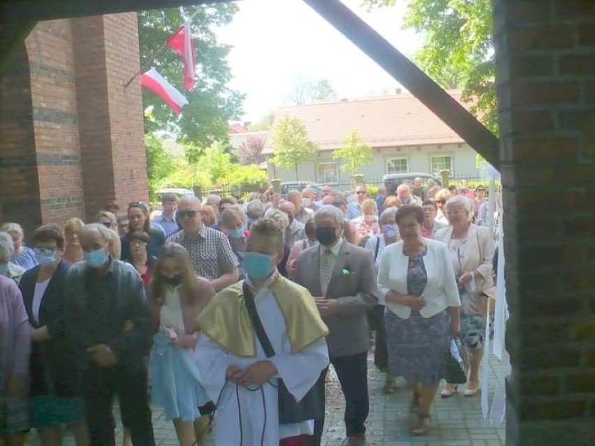 Procesja Bożego Ciała wokół kościoła Św. Mikołaja - Wierni...