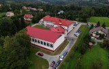 Szkoła Podstawowa w Jastrzębi ma nową salę gimnastyczną. Budowa obiektu kosztowała około 4,3 miliona złotych. Zobacz zdjęcia 