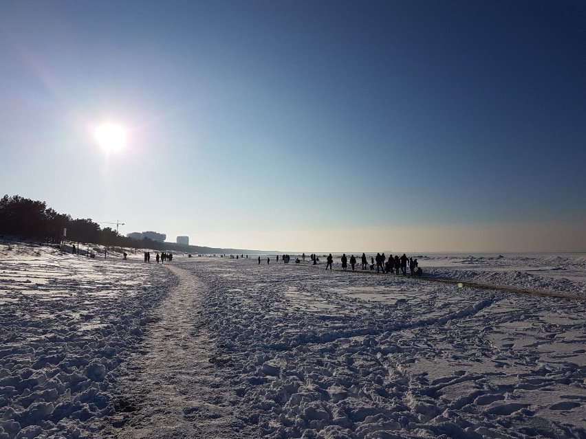 Plaża w Międzyzdrojach w srogim uścisku zimy. Bałtyk skuty lodem