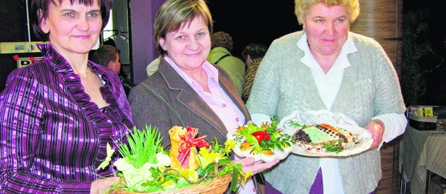 Zwyciężczynie konkursu na tradycyjną potrawę wielkanocną, panie z SOS-W, prezentują swoje smakołyki