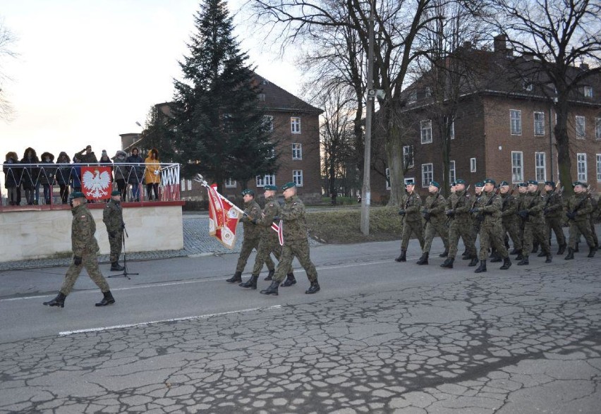 Szeregowi elewi uroczyście odebrali broń [ZDJĘCIA]