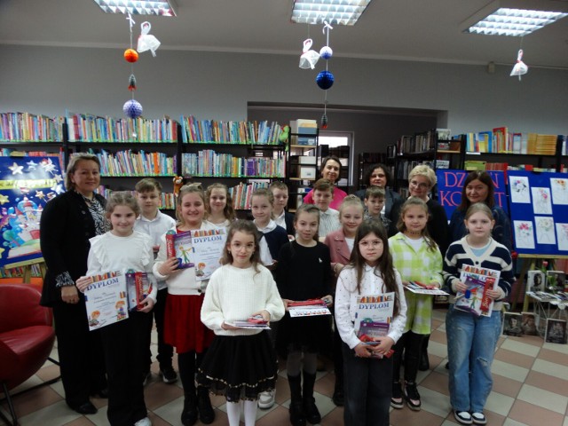 W chockiej bibliotece odbyły się gminne eliminacje konkursu pięknego czytania. W zabawie wzięło udział 14 uczniów z trzech szkół podstawowych