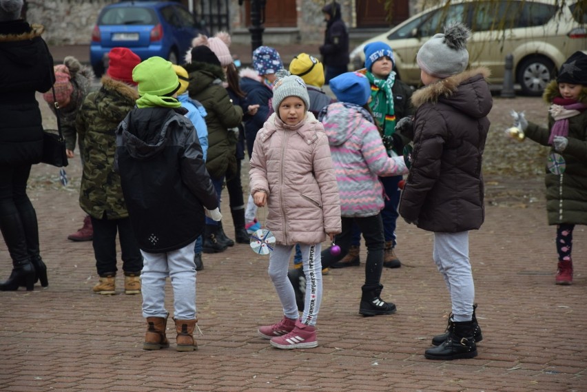 Częstochowa: Jasne, że Święty Mikołaj. W ramach akcji dzieci ubierały choinkę na Starym Rynku [ZDJĘCIA]