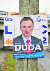 Wybory 2010: Andrzej Duda zakleił plakaty Platformy w Krakowie