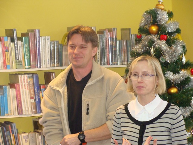Krzysztof Petek i dyrektor Biblioteki Izabela  Owczarek