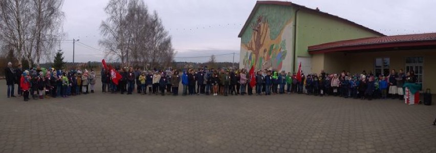 Uroczystość w szkole w Dąbrowie k. Śremu, upamiętniająca setna rocznicę wybuchu Powstania Wielkopolskiego