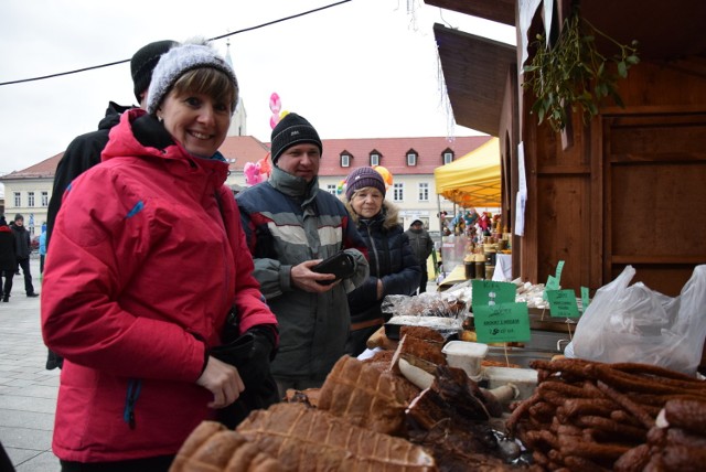 W sobotę 15 grudnia na oświęcimskim rynku rozpoczął się dwudniowy Świąteczny Jarmark. To już czwarta edycja, podczas której można degustować i kupować świąteczne prezenty