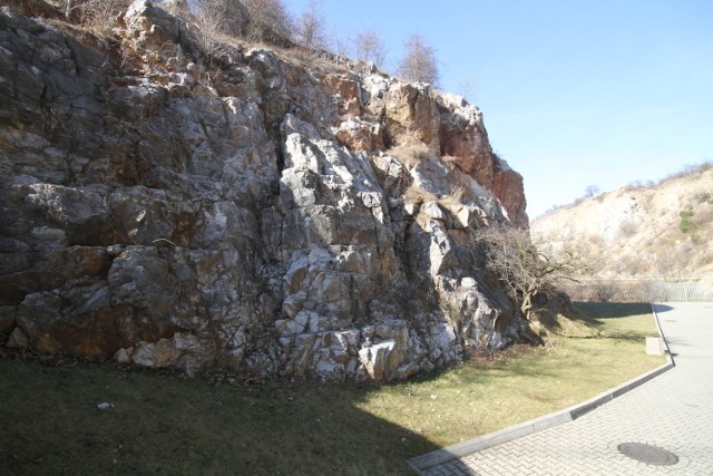 Ściany Kadzielni wymagają zabezpieczeń przed osuwaniem się kamieni. To miejsce w pobliżu widowni, jeszcze tej wiosny zostanie wyposażone w siatki zatrzymujące skalne odłamki.