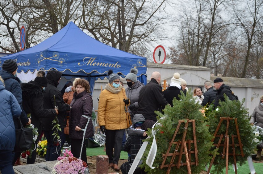 Anna Wołoszyn spoczęła na cmentarzu "Na górce" w Żaganiu. Społeczniczkę pożegnały tłumy przyjaciół i znajomych