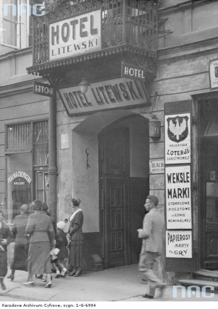 Do 1939 na Chmielnej kwitł handel odzieżą i konfekcją;...