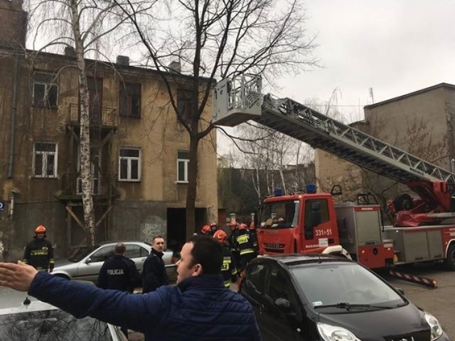 W czwartek po południu ktoś zaprószył ogień w opuszczonej kamienicy przy ulicy Zacisze, to już kolejny pożar w tym domu.