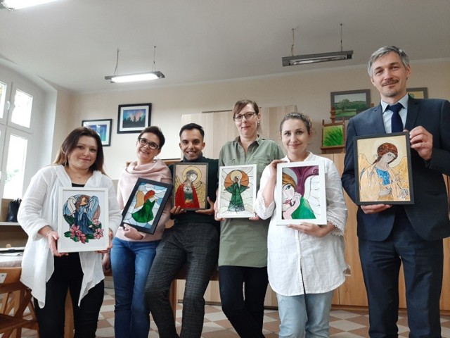 „Anioły Kultury” zostały wykonane przez pracowników GOK podczas wspólnych warsztatów w Pracowni Artystycznej „Podgórze” w Podzamczu.