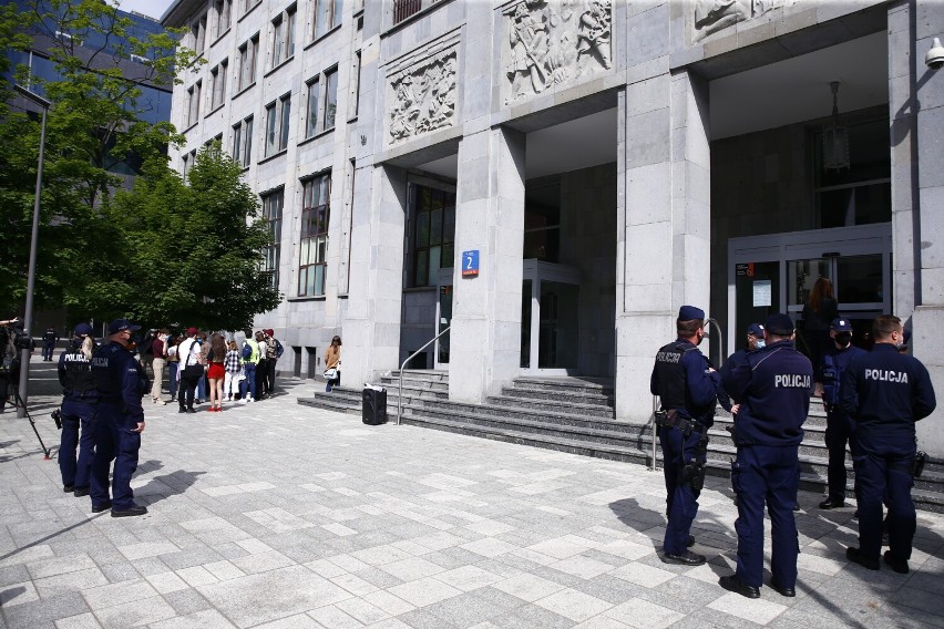 Warszawa. Protest przed siedzibą PGE. Młodzież przeciwko nieodpowiedzialnej polityce energetycznej rządu