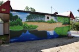Nasz Kruk maluje u sąsiadów. W Kolumnie powstaje kolejny mural artysty z Pabianic ZDJĘCIA