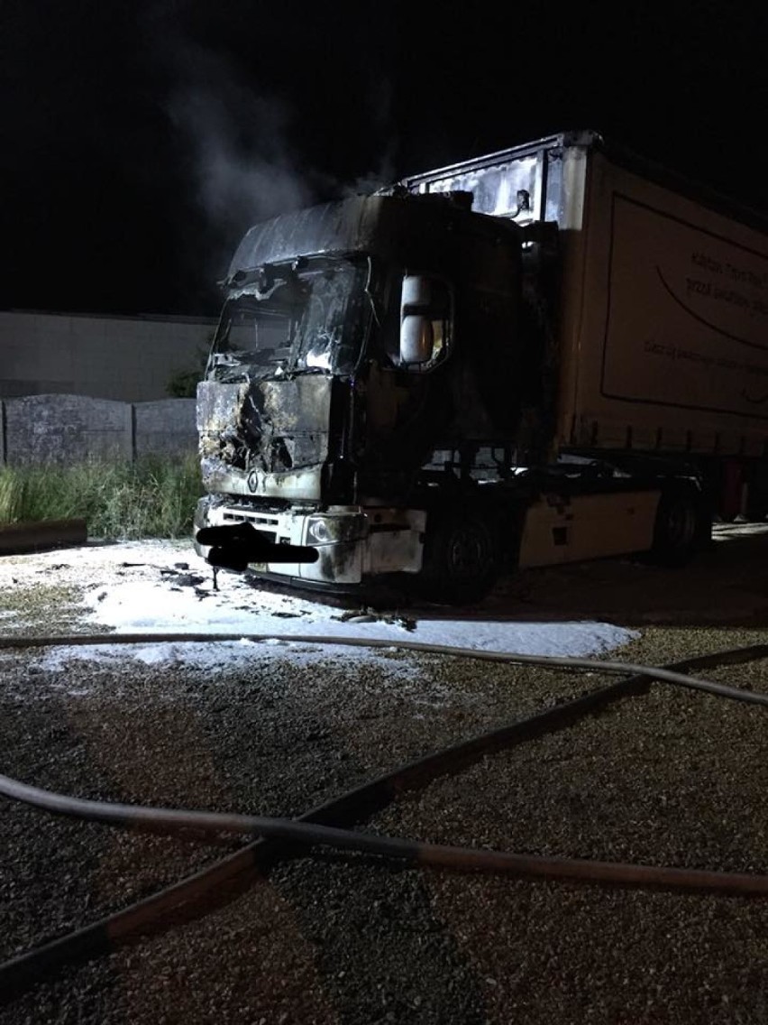 Myszków: Pożar ciężarówki na ulicy Bory. W akcji brała udział jednostka OSP Myszków Nowa Wieś [ZDJĘCIA]
