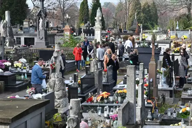 Mnóstwo osób już od samego rana pojawiło się 1 listopada, czyli Wszystkich Świętych, na Cmentarzu Starym w Kielcach. Palono znicze i ozdabiano nagrobki kwiatami. Nie zabrakło również licznych kwest.