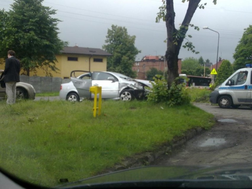 KRÓTKO: Policjanci tarnogórskiej drogówki rozbili nieznakowany radiowóz, jadąc na akcję