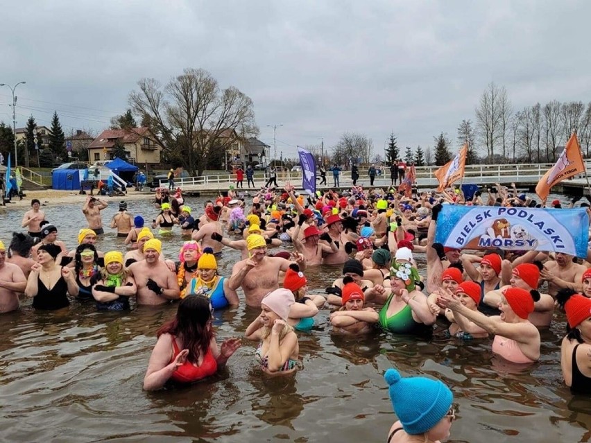 IX Zlot Morsów w Siemiatyczach 2023. Kilkaset osób z całego regionu wzięło udział w morsowaniu na plaży miejskiej