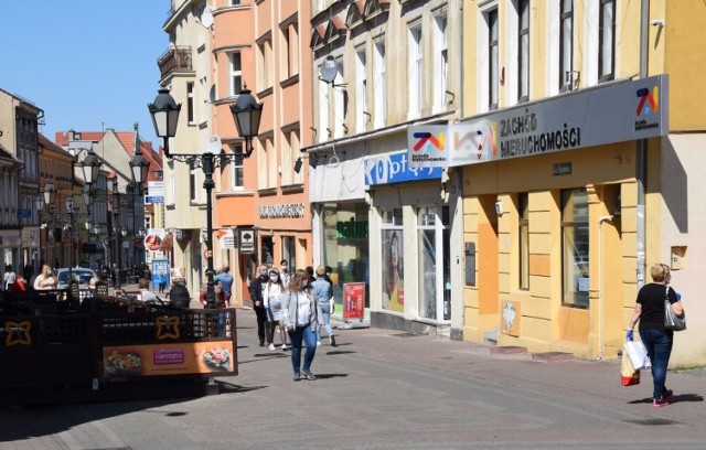 Na zielonogórski deptak wraca życie. Ładna pogoda i zmniejszenie obostrzeń spowodowały, że mieszkańcy wrócili do centrum miasta