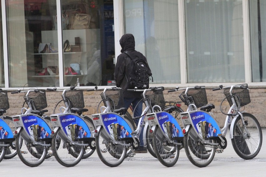 Rozstawiają rowery miejskie. Będzie je można wypożyczać od 1 marca [ZDJĘCIA]