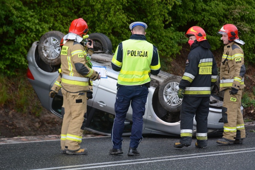 Wypadek w Kłódce pod Grudziądzem. Dachował samochód [zdjęcia, wideo]