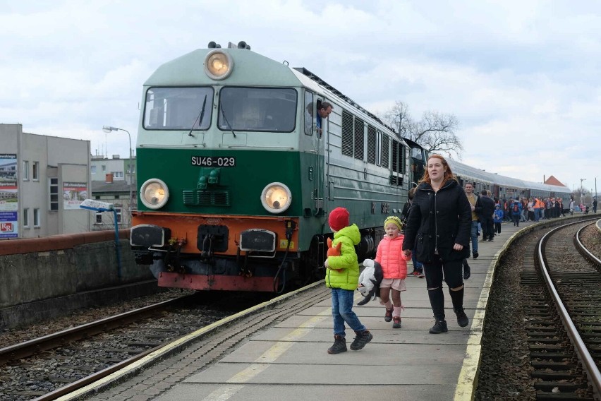 Niezwykłe pociągi pojawiły sie na żarskiej stacji PKP