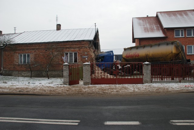 Ciężarówka uszkodziła jeden z budynków