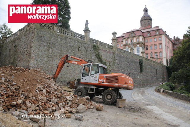 Odkopywanie tunelu, który odkryto na terenie kompleksu zamek Książ