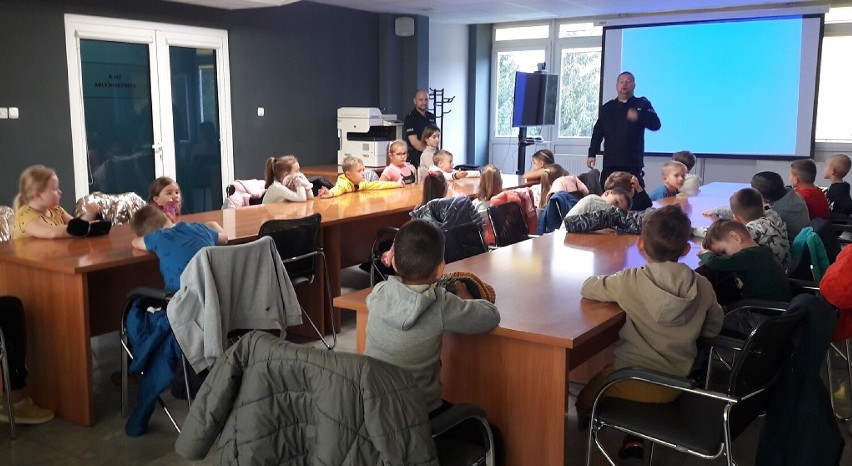 Przedszkolaki z PP 10 odwiedziły Komendę Policji w Radomsku 
