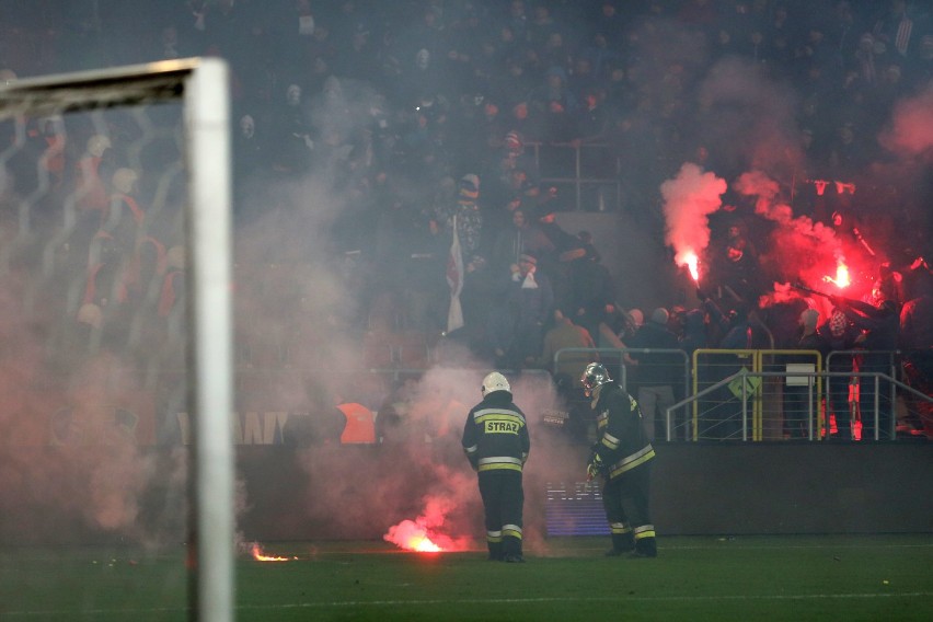 Derby Krakowa 2017. Kibice Cracovii ostrzelali racami sektor gości, mecz przerwany [ZDJĘCIA]