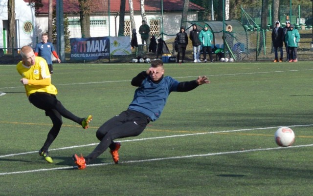 Falubaz Gran-Bud Zielona Góra w sobotę (23 lutego) pokonał w meczu sparingowym Pogoń Świebodzin 4:2 (2:2). Dwie bramki dla zwycięzców strzelił w drugiej połowie Bartosz Konieczny. Dla pokonanych bardzo ładnego gola z rzutu wolnego zdobył Michał Kramski. 



W pierwszej połowie Falubaz Gran-Bud Zielona Góra dwukrotnie wychodził na prowadzenie, a Pogoń Świebodzin dwukrotnie wyrównywała. Jako pierwszy na listę strzelców wpisał się Przemysław Mycan, uderzając piłkę głową. Do remisu doprowadził zaś Mateusz Świtała, zdobywając gola z ostrego kąta i przy sporej pomocy bramkarza Falubazu. Na 2:1 trafił, po rykoszecie, Aron Athenstadt. A po raz drugi wyrównał Michał Kramski, bardzo ładnie przymierzając z rzutu wolnego.

Po przerwie bramki strzelał już tylko Falubaz, a konkretnie Bartosz Konieczny. Najpierw w polu karnym wykończył składną akcję zespołu przeprowadzoną lewym skrzydłem, a w ostatnich sekundach meczu po dośrodkowaniu z rzutu rożnego uderzeniem głowy ustalił wynik na 4:2.

- Ogólnie szału nie było. Za dużo nerwowości. Na treningu cały czas ćwiczymy pewne zachowania, natomiast w meczu, za nerwowo, za szybko chcemy gdzieś otwierać już podanie do bramki. Momenty były fajne, momenty naprawdę dobre, ale generalnie trzeba lepiej grać - ocenił Andrzej Sawicki, trener Falubazu Gran-Budu Zielona Góra.

- Generalnie podobała mi się gra mojego zespołu. Muszę przyznać, że chłopcy wykonali kawał dobrej roboty. Przeciwnik troszeczkę inny niż ten, z którym graliśmy do tej pory... Myślę, że fajnie się zaprezentowali, dużo młodych chłopaków. Oby tak dalej - skomentował Tomasz Sobczak, trener Pogoni Świebodzin.

